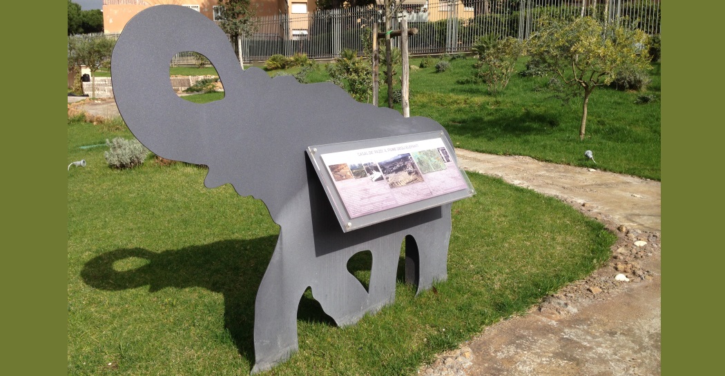 Pannello su elefante nel Giardino del Museo di Casal de' Pazzi