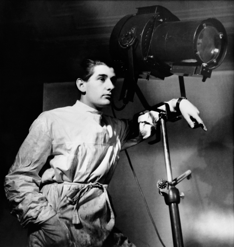 6. Helmut Newton Autoritratto nello studio di Yva. Berlino, 1936 Self-portrait at Yva's studio. Berlin, 1936 © Helmut Newton Foundation 6. Helmut Newton Autoritratto nello studio di Yva. Berlino, 1936 Self-portrait at Yva's studio. Berlin, 1936 © Helmut Newton Foundation