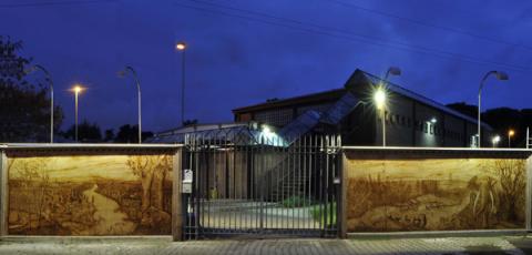 Il cancello del Museo affiancato da due grandi pannelli ricostruttivi in maiolica artistica
