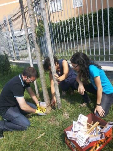 Fig 19. Una delle attività proposte dai ragazzi del Servizio Civile “Garanzia Giovani”: fornire di cartellini con didascalia tutte le piante del giardino.